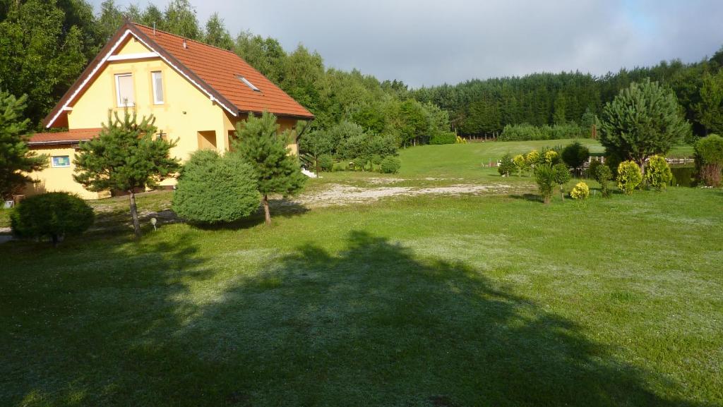 Dom nad stawem photo 2