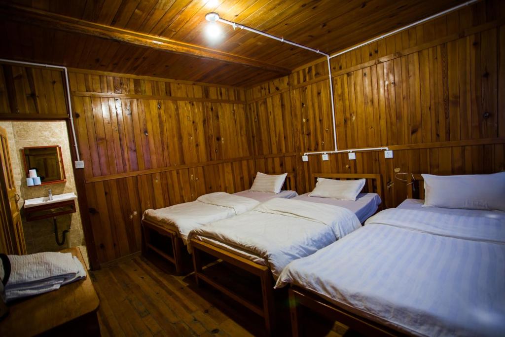Трехместный (Трехместный номер с балконом), Tiger Leaping Gorge Horse and Tea Hostel