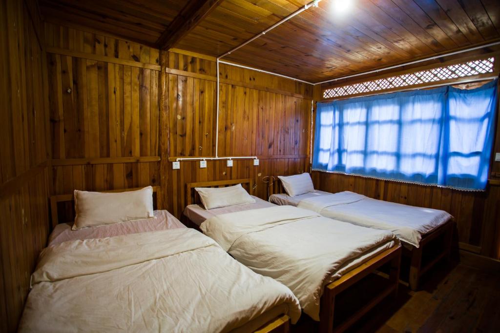 Трехместный (Трехместный номер с балконом), Tiger Leaping Gorge Horse and Tea Hostel