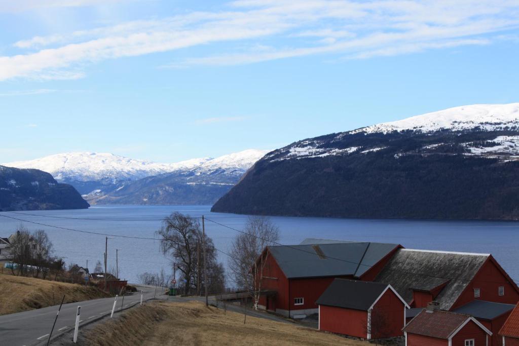 Feriehus ved fjorden i idylliske Utvik i Stryn photo 3
