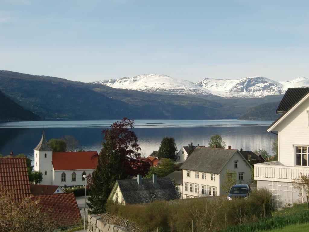 Feriehus ved fjorden i idylliske Utvik i Stryn photo 2
