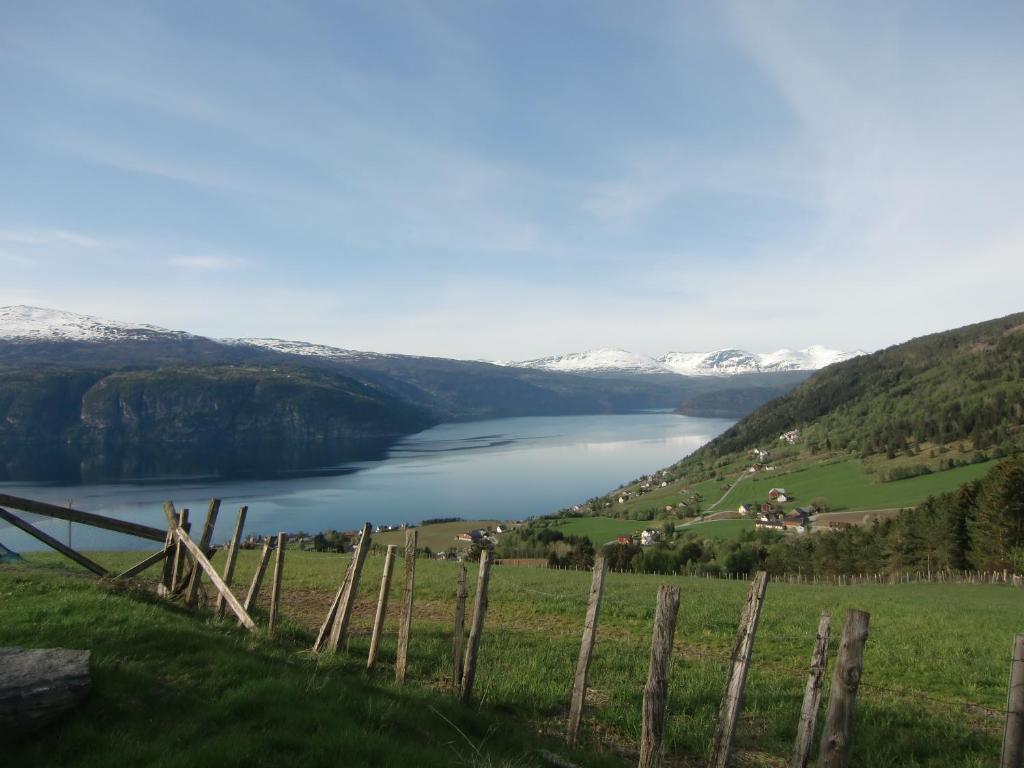 Feriehus ved fjorden i idylliske Utvik i Stryn photo 4