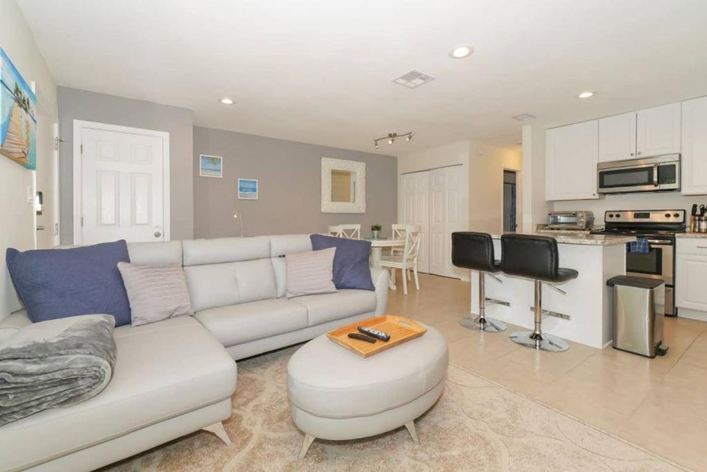 Lovely Cottage - Close to Siesta, Shops & Dining image