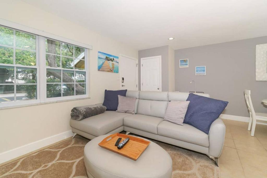 Lovely Cottage - Close to Siesta, Shops & Dining photo 2