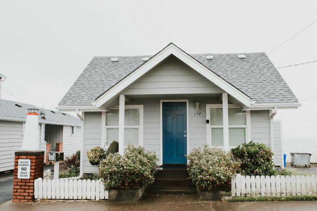 Nye Beach Cottages image