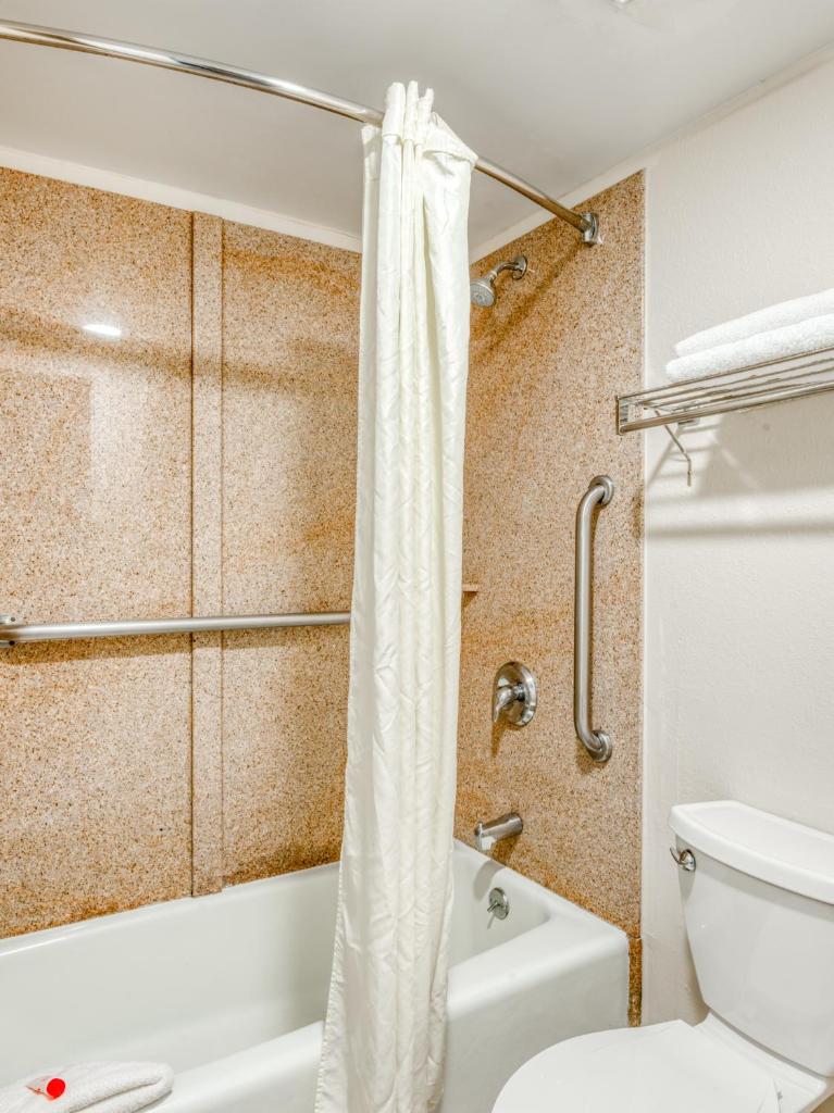 Двухместный (Двухместный номер с 2 двуспальными кроватями), Hotel Belair Orlando Near Florida Mall