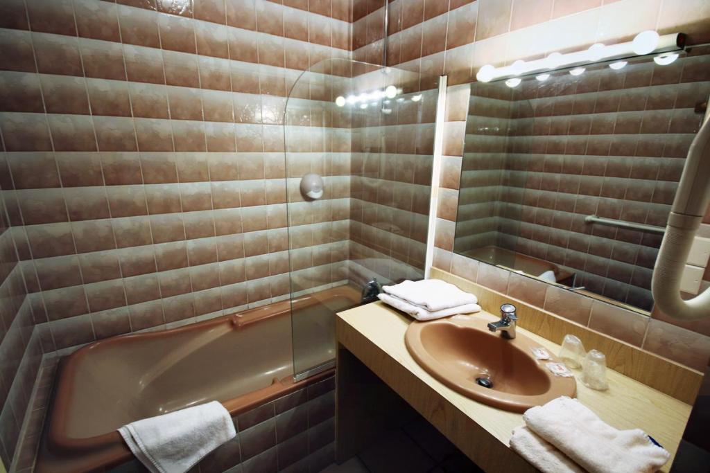 Les Messageries Room Type - Comfort Quadruple Room