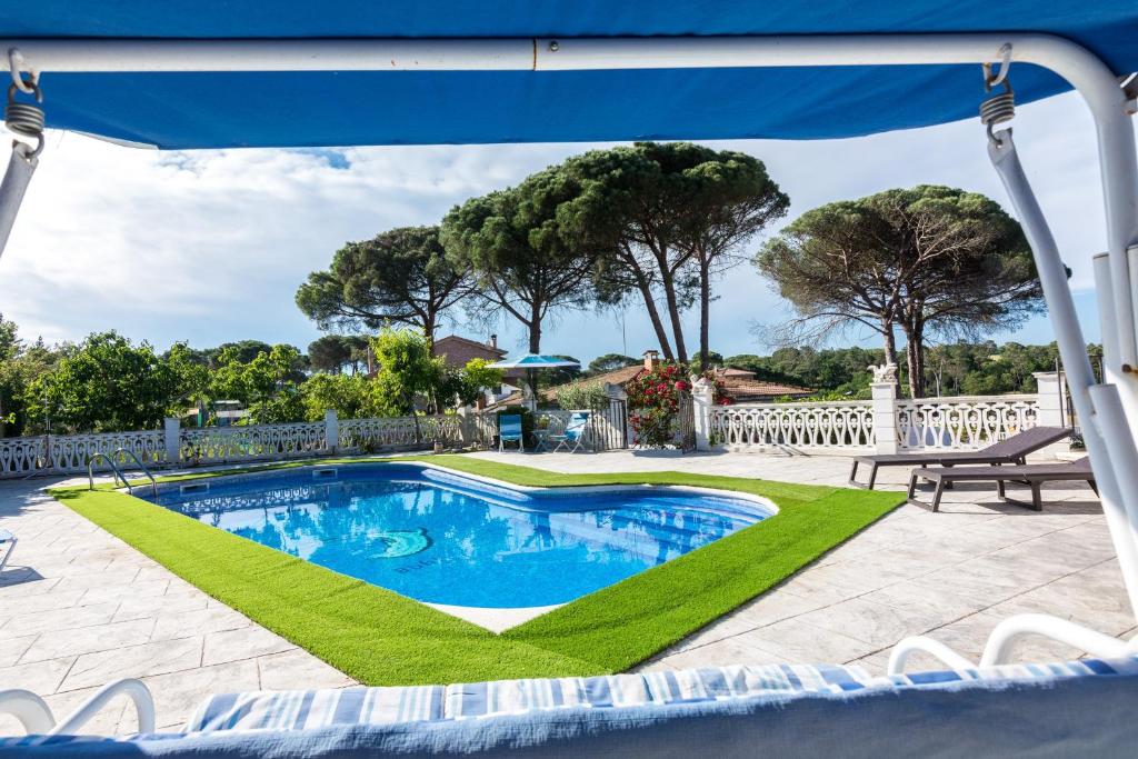 HomeHolidaysRentals Corts photo 3