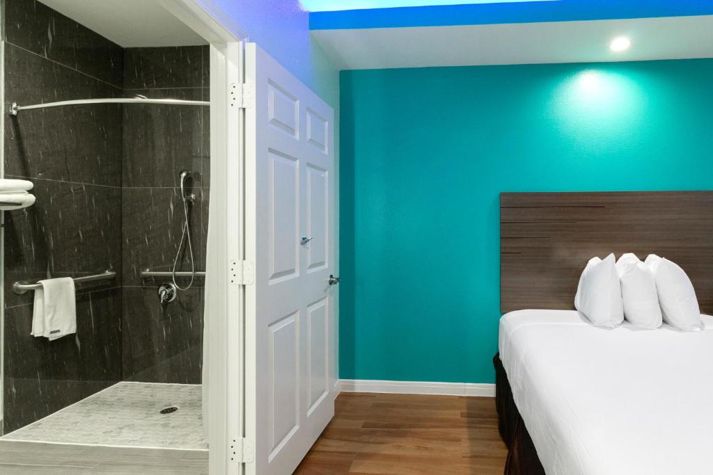 Americas Best Value Inn Aldine Westfield - Tap to explore photos