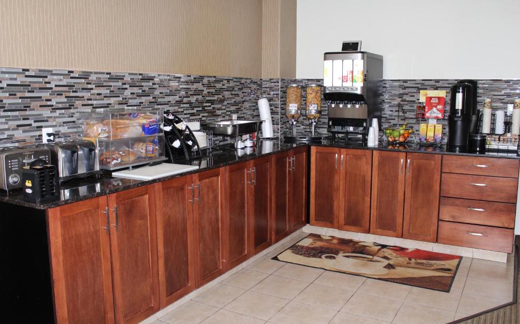 Foxwood Inn and Suites photo 4