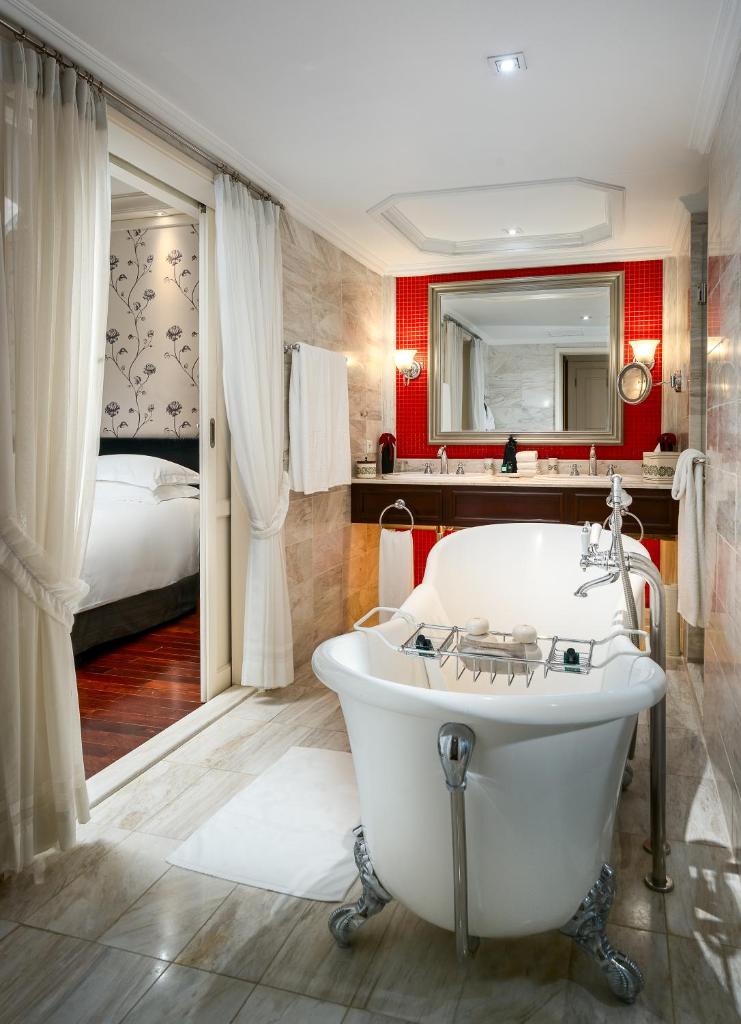 Трехместный (Крыло Opera - Номер «Престиж» с кроватью размера «king-size»), Sofitel Legend Metropole Hanoi