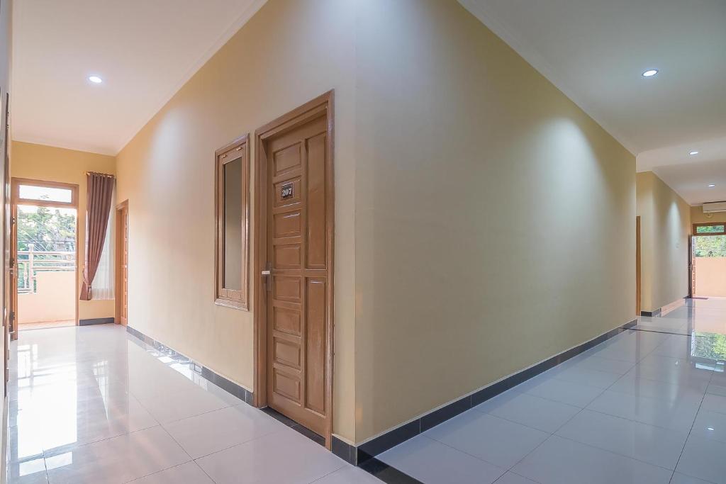 RedDoorz Plus near Syamsudin Noor Airport 3 photo 4