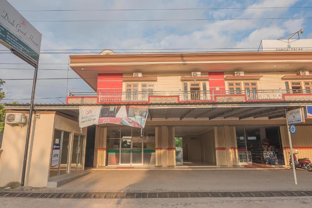 RedDoorz Plus near Syamsudin Noor Airport 3 photo 1