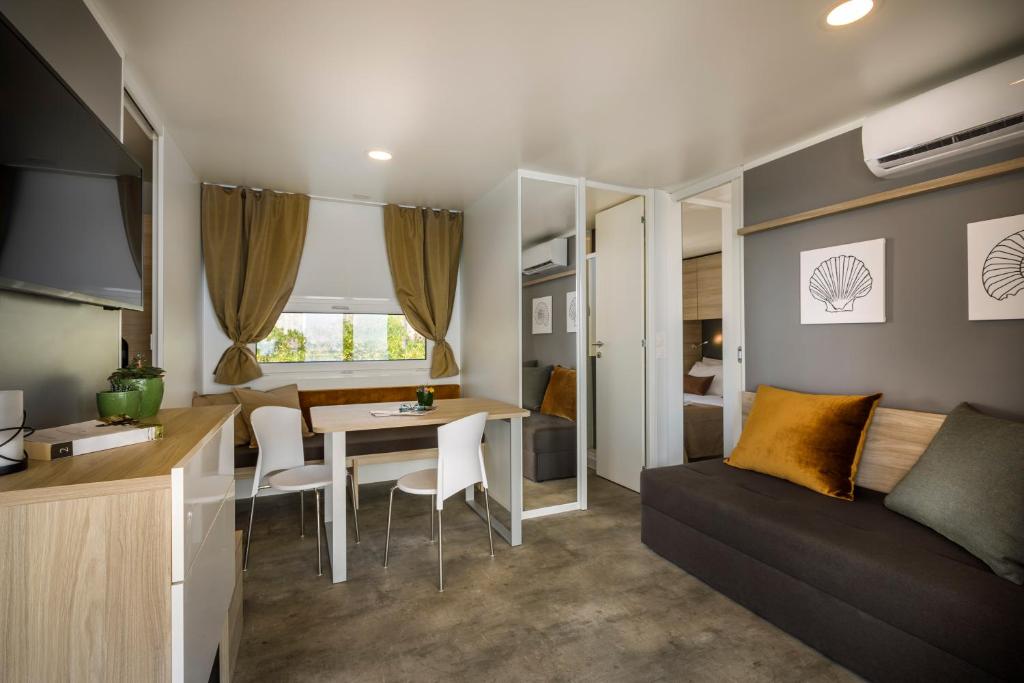 Amber Sea Luxury Village Mobile Homes photo 4
