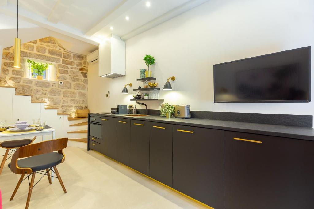 Old Town House with Floor Heating & Lush Private Garden photo 1