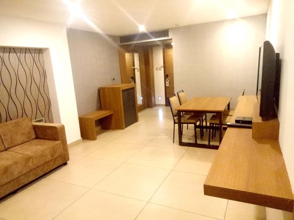 HOTEL SAVITHRI photo 4