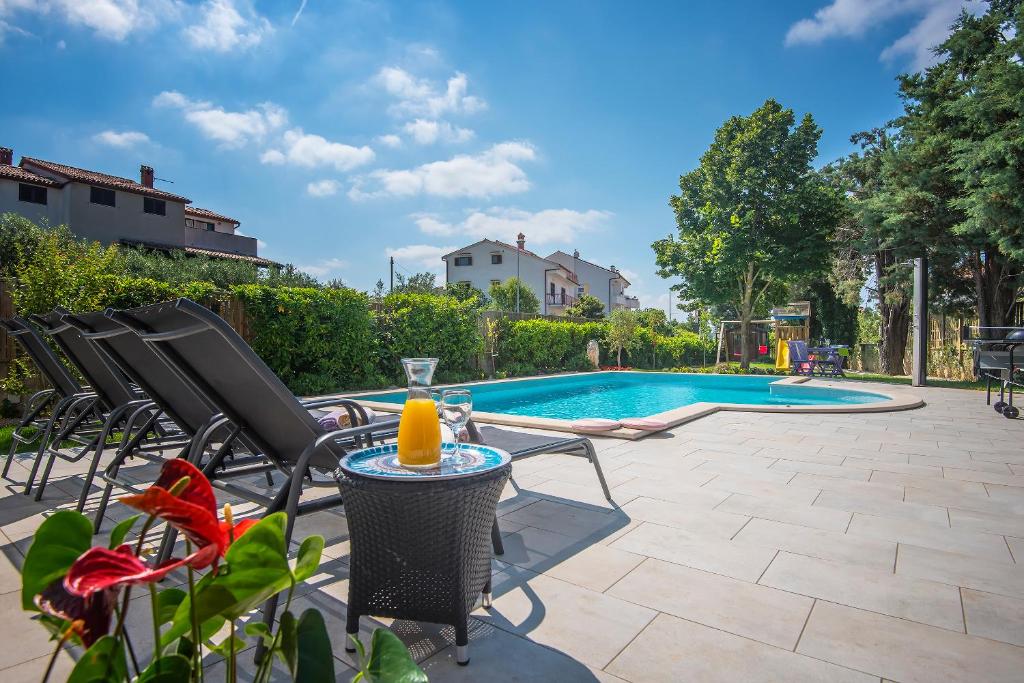 Villa Andrija Family Dream with heating pool at the sea photo 2
