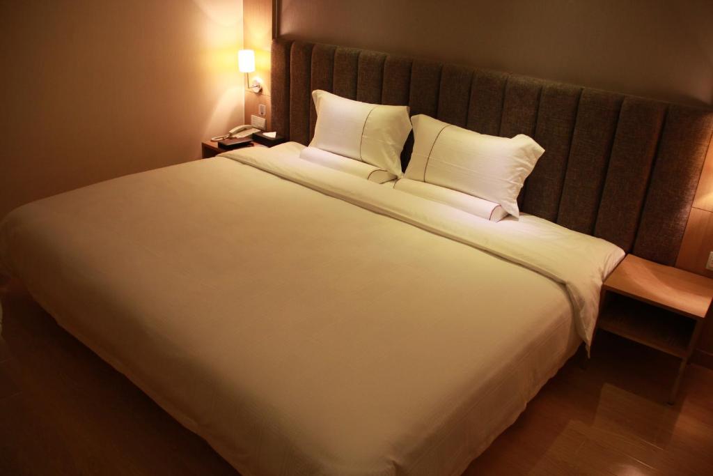 Двухместный (Улучшенный двухместный номер с 1 кроватью), Starway Tianlin Hotel