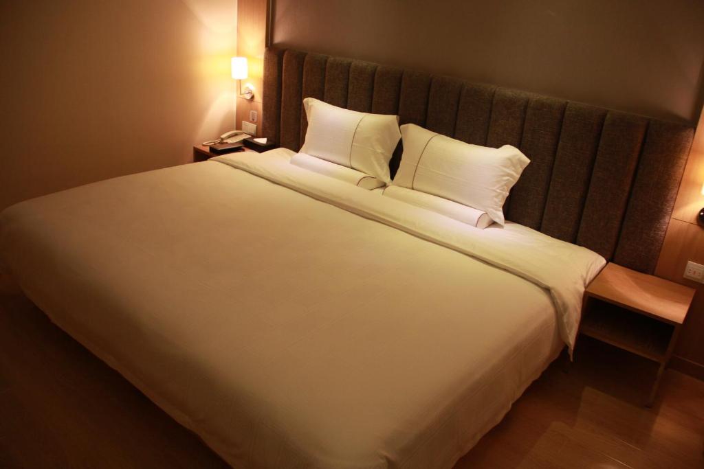 Двухместный (Улучшенный двухместный номер с 1 кроватью), Starway Tianlin Hotel
