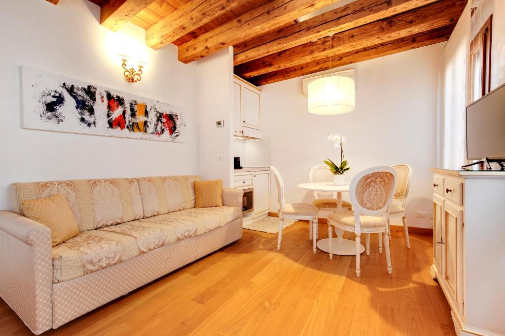 Nikki House photo 4