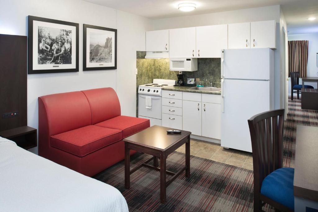 Luxbury Inn & Suites photo 4