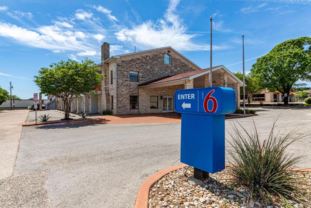 Motel 6 Georgetown, TX image