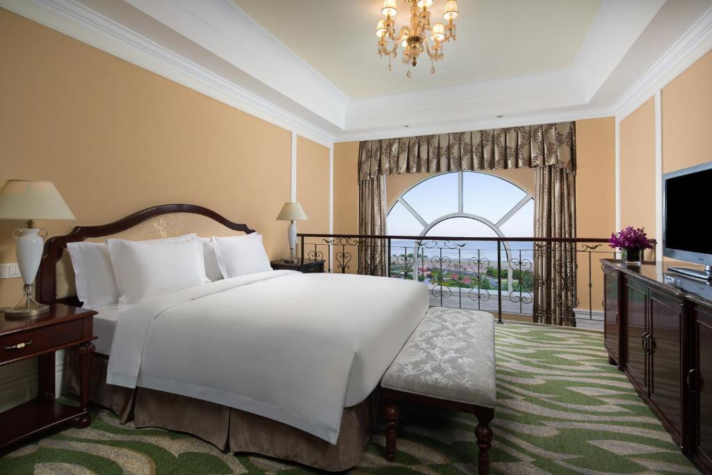 Crowne Plaza Ocean Spring Resort, an IHG Hotel photo 2