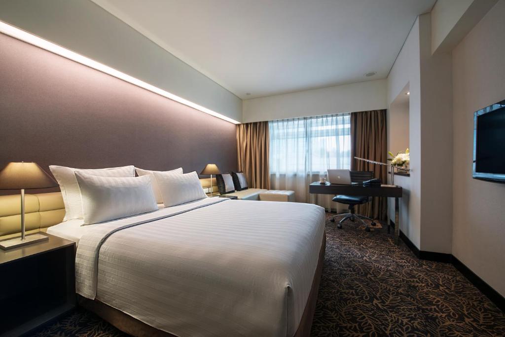 Двухместный (Улучшенный номер с кроватью размера «queen-size»), Pullman Jakarta Indonesia