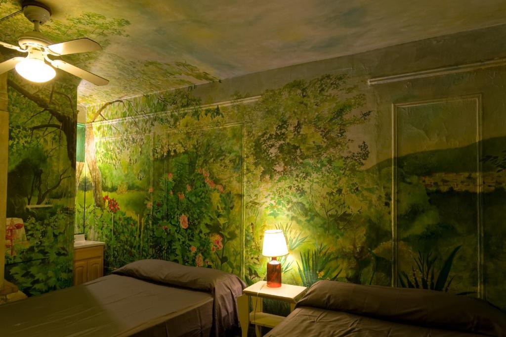 Четырехместный (Четырехместный номер с собственной ванной комнатой), Carlton Arms Hotel