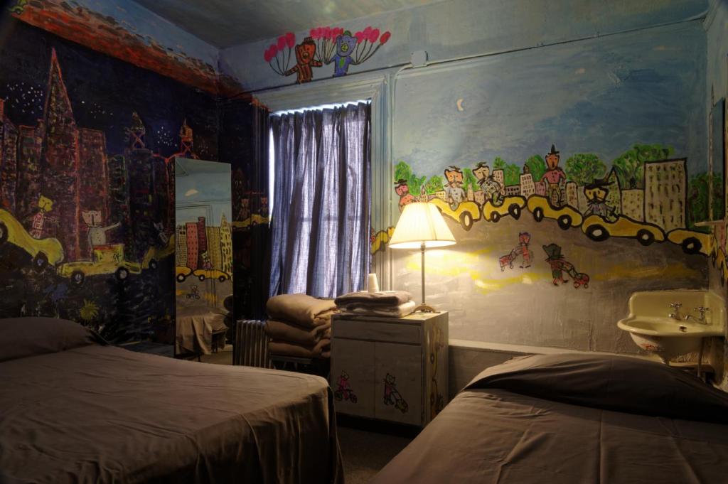 Трехместный (Трехместный номер с общей ванной комнатой), Carlton Arms Hotel