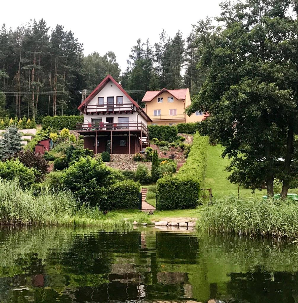 Wakacyjny Hartowiec - dom nad brzegiem jeziora photo 1