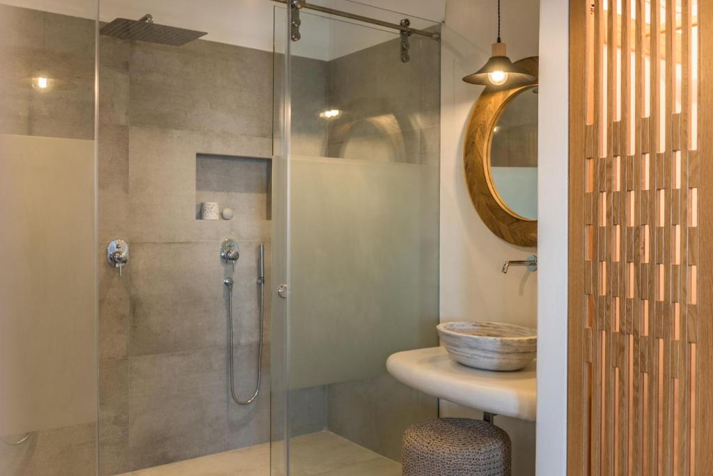 Virtu Suites - Tap to explore photos