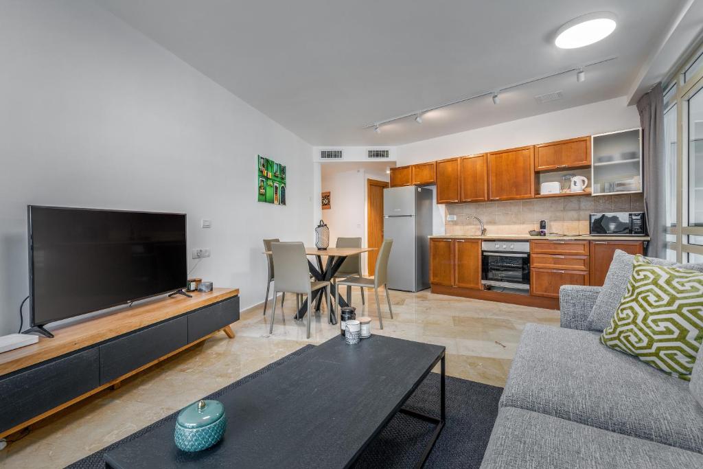 DIZENGOFF SQUARE superb 1 bedroom with balcony photo 3