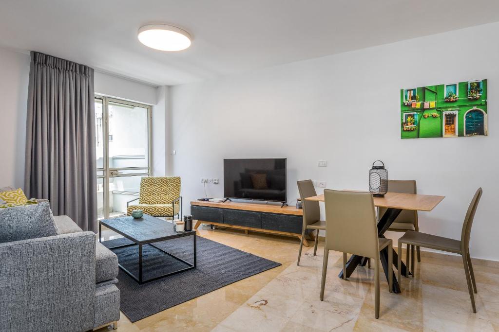 DIZENGOFF SQUARE superb 1 bedroom with balcony photo 2