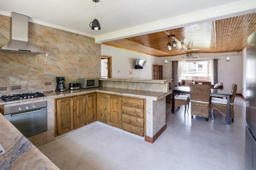 Flora's Self Catering Apartments photo 2