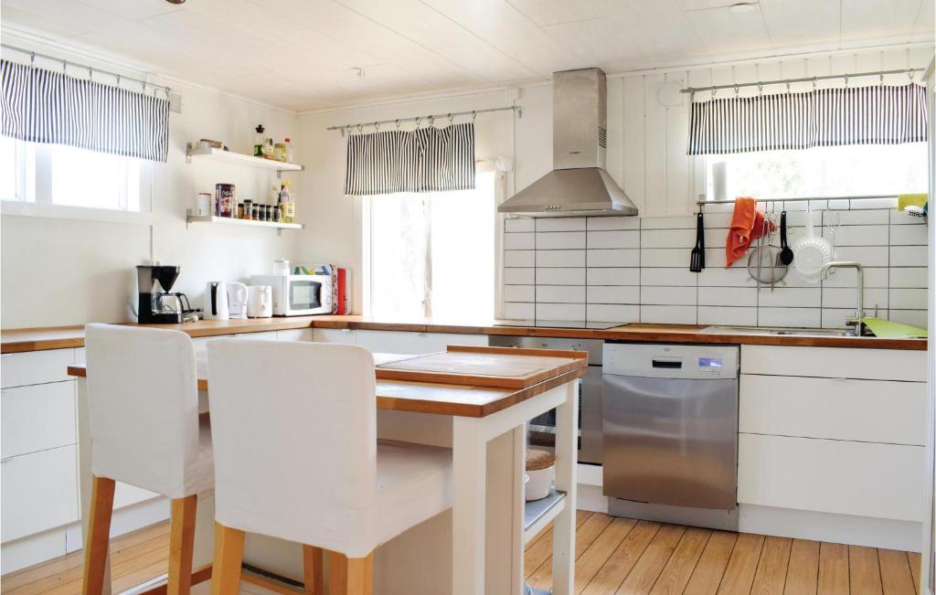 Awesome Home In Lttorp With 3 Bedrooms, Wifi And Private Swimming Pool photo 3