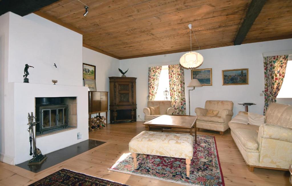 Stunning Home In Tidaholm With 5 Bedrooms, Sauna And Wifi photo 2