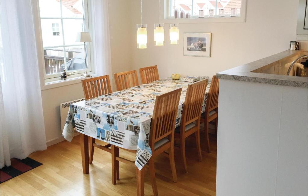 Amazing Home In Mollsund With 3 Bedrooms And Wifi photo 4