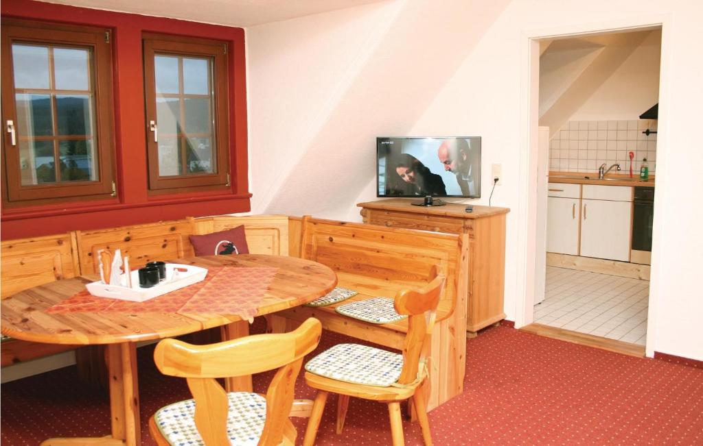 Beautiful Apartment In Tambach-dietharz With 3 Bedrooms And Wifi photo 2