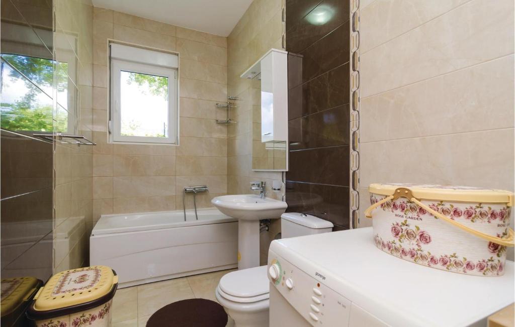 Awesome Home In Igalo With 3 Bedrooms, Wifi And Outdoor Swimming Pool photo 1