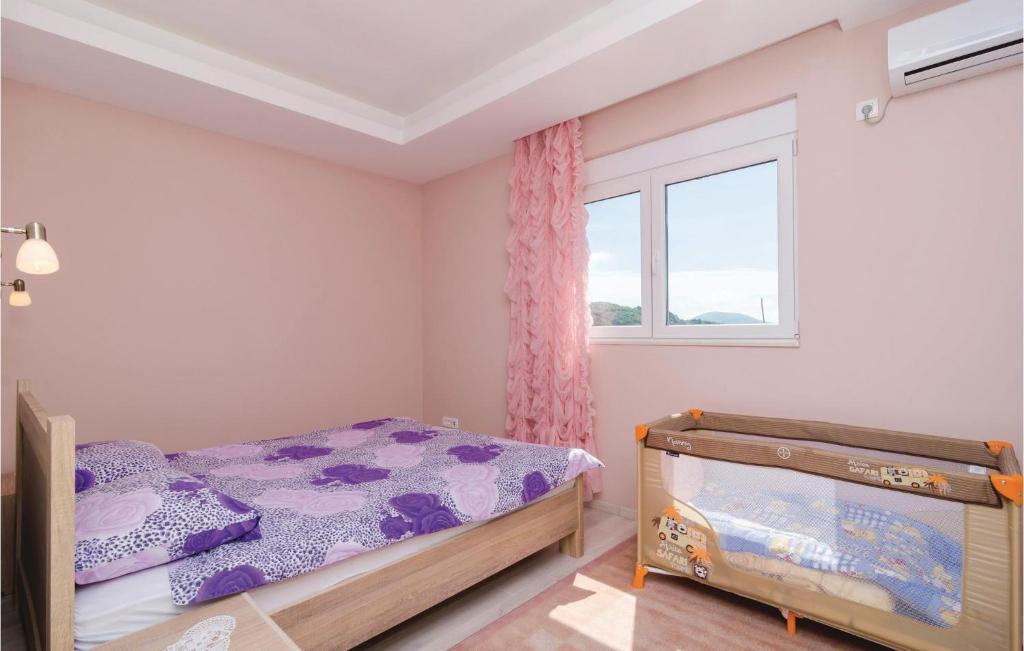 Awesome Home In Igalo With 3 Bedrooms, Wifi And Outdoor Swimming Pool photo 2