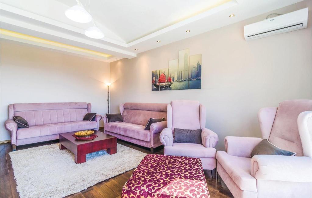 Awesome Home In Igalo With 3 Bedrooms, Wifi And Outdoor Swimming Pool photo 3