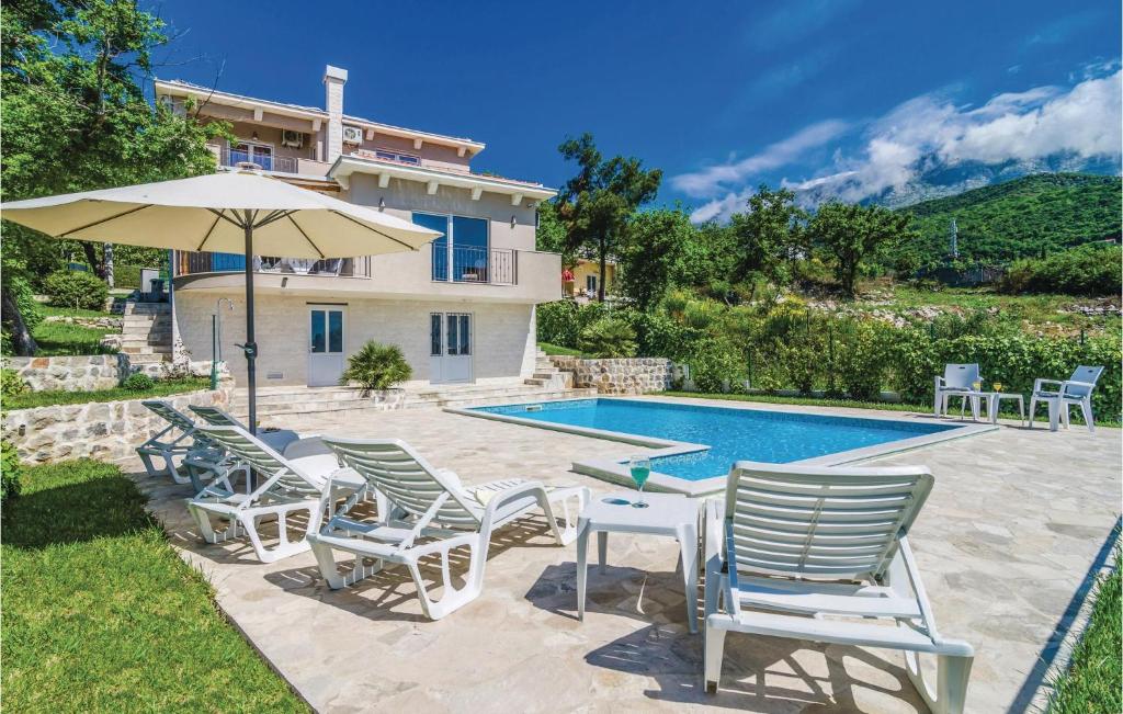 Awesome Home In Igalo With 3 Bedrooms, Wifi And Outdoor Swimming Pool