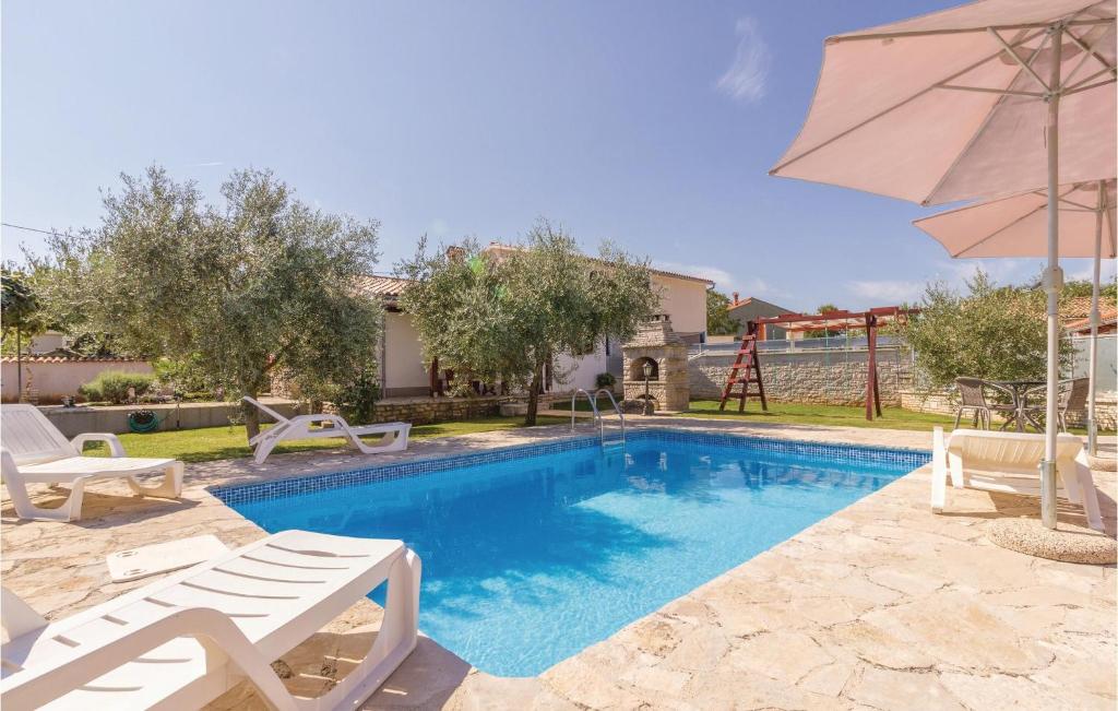 Amazing Home In Rebici With 2 Bedrooms, Wifi And Outdoor Swimming Pool