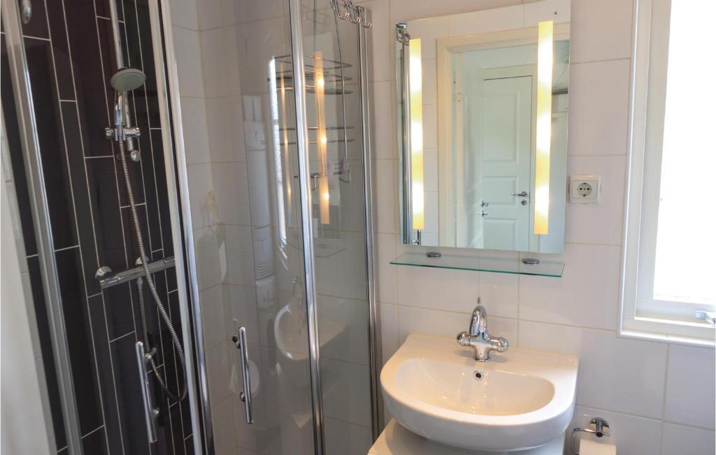 Amazing Home In Finsterwolde With 2 Bedrooms And Wifi photo 3