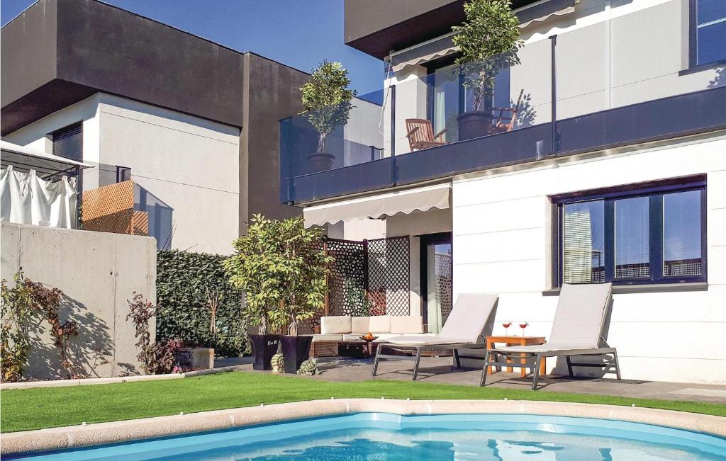 Awesome Home In Arroyomolinos With 3 Bedrooms, Wifi And Outdoor Swimming Pool