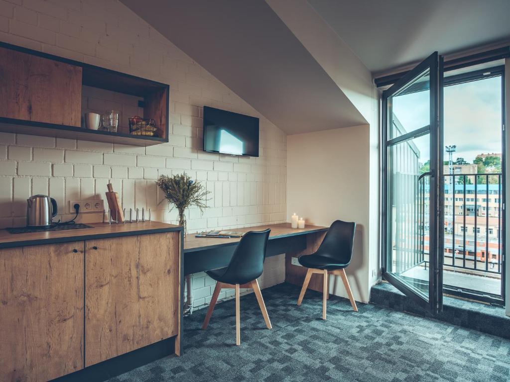 Двухместный (Двухместный номер с 2 отдельными кроватями и окном), Railway Hotel & Apartments