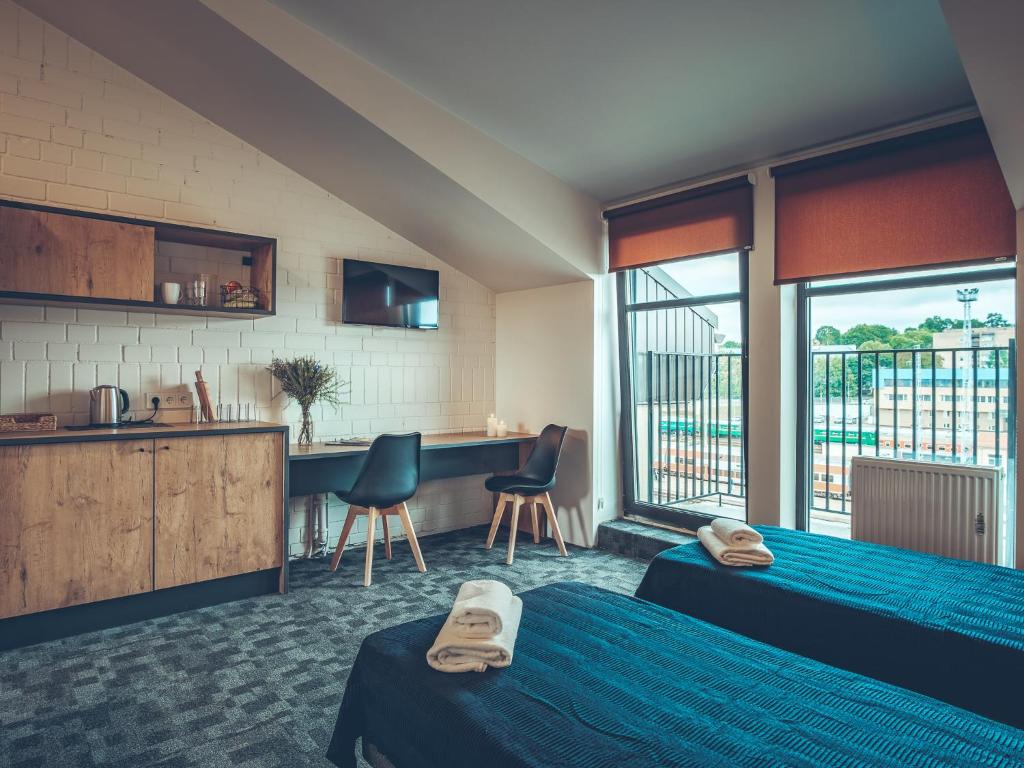 Двухместный (Двухместный номер с 2 отдельными кроватями и окном), Railway Hotel & Apartments