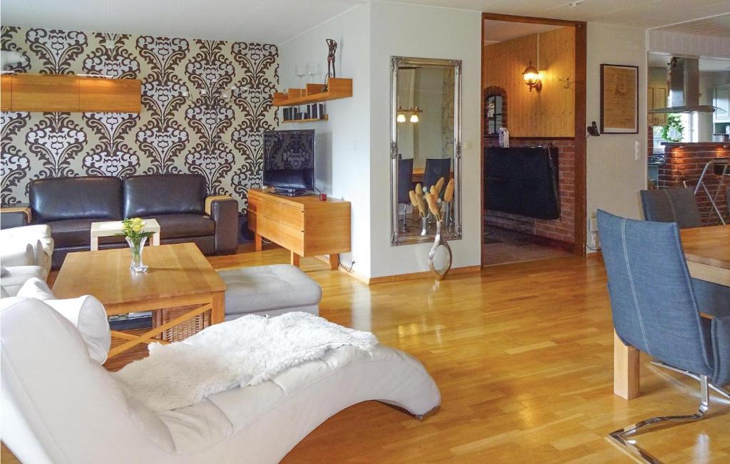 Stunning Home In Hgans With 4 Bedrooms And Wifi photo 3