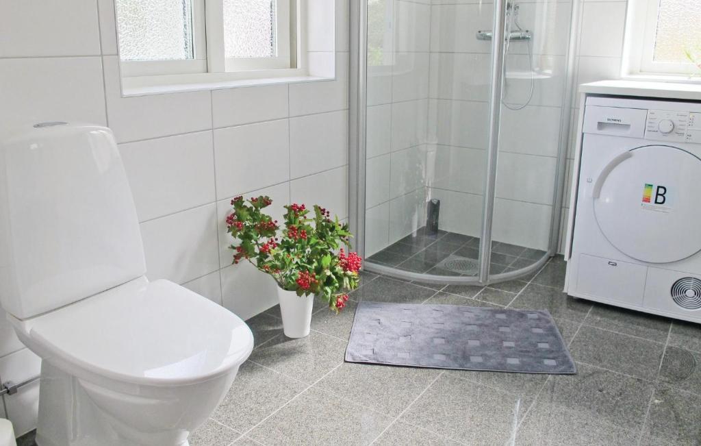 Stunning Home In Hamburgsund With 3 Bedrooms And Wifi photo 4